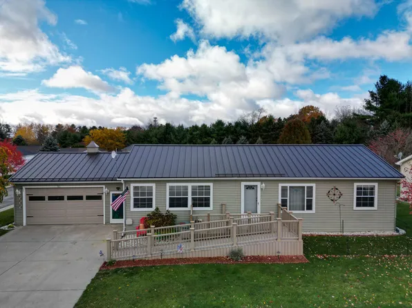 701 Peach Ln, Fremont, MI 49412