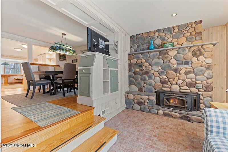 5th image of 398 Potter Hill Road