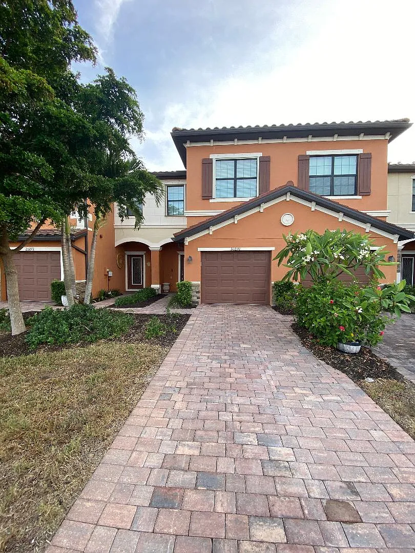 3 bed, 2.5 bath, 1949 sqft, $2,500 — Photo 1