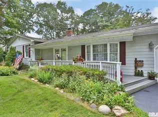 20 Fairway Dr, Rocky Point, NY 11778