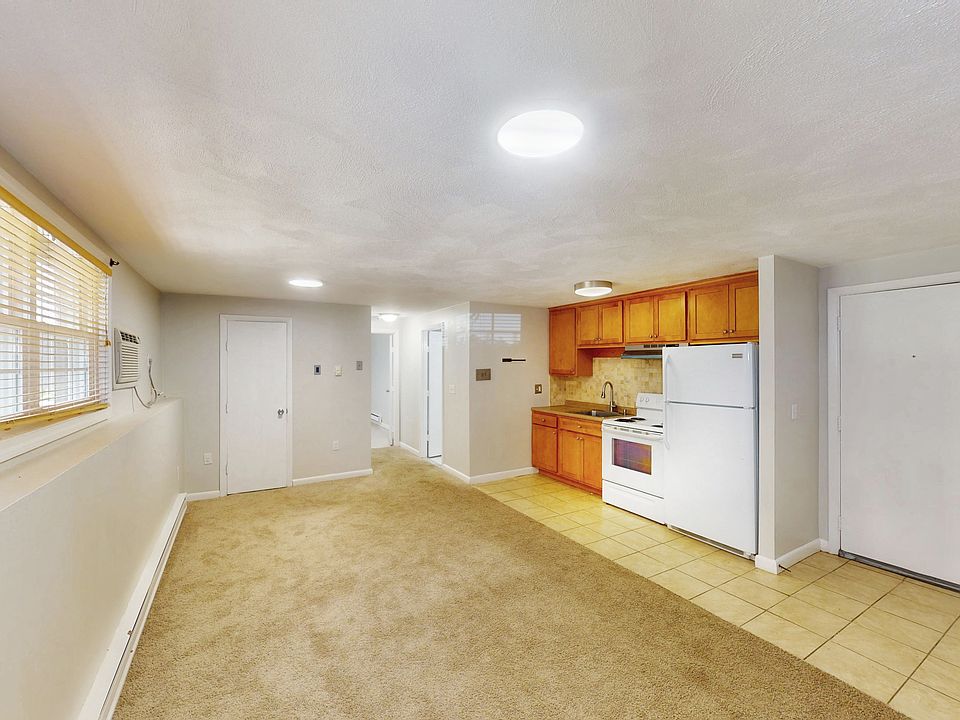 1st image of 107 Oak Ln APT 3