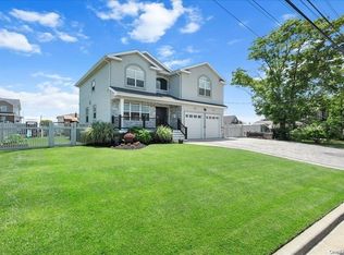 72 New Point Pl, Amityville, NY 11701