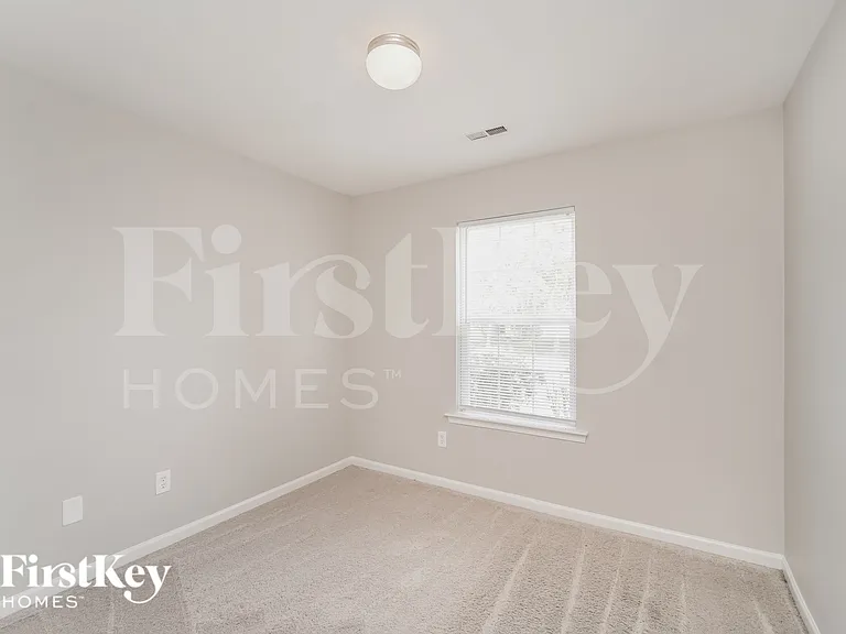 916 Lakehill Rd — Photo 10