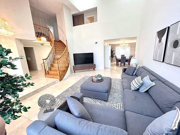 18210 Hatteras St — Photo 2