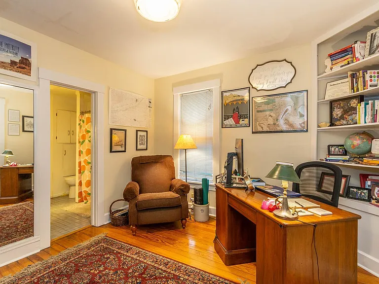 517 W Howe St — Photo 17