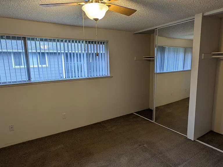 Royal Crest Townhomes — Photo 144
