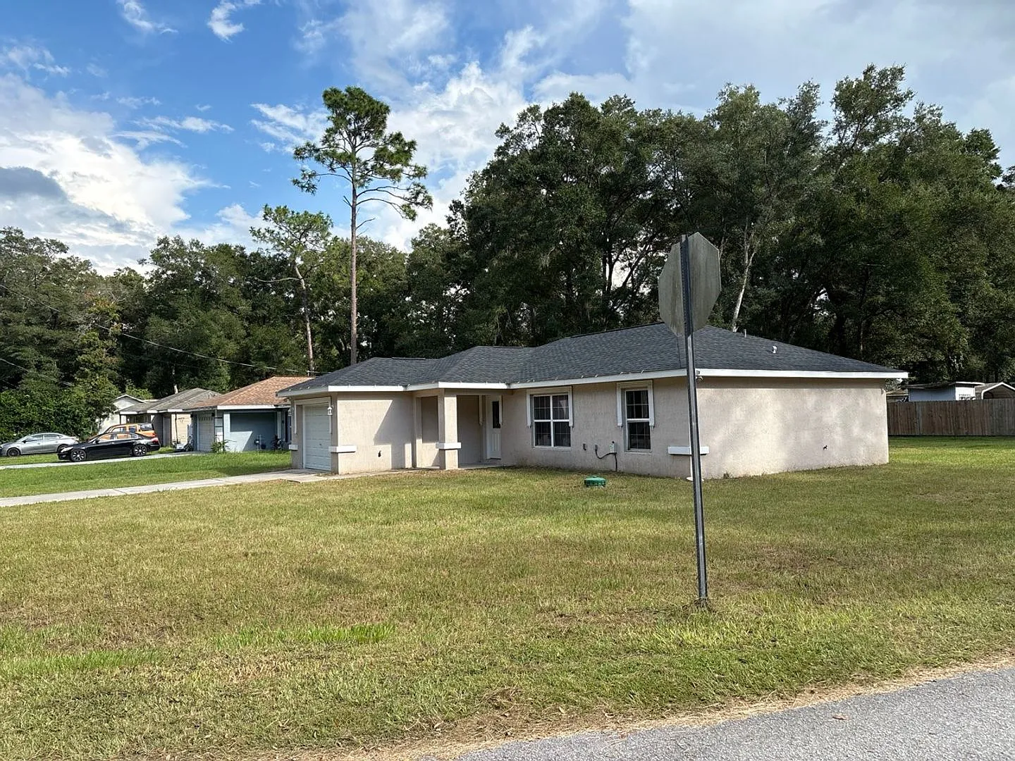 Spacious NW Ocala Home on a Large Corner Lot — Photo 1