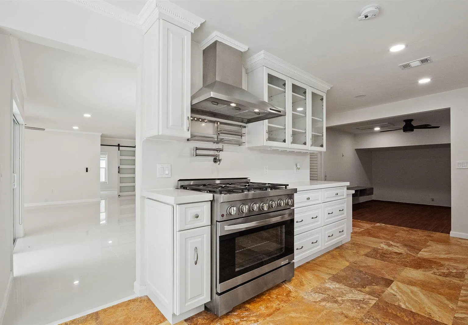 3 bed, 1665 sqft, $4,950 — Photo 2