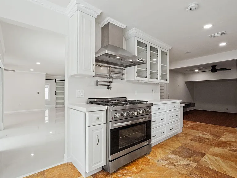 561 SW 168th Ter — Photo 3