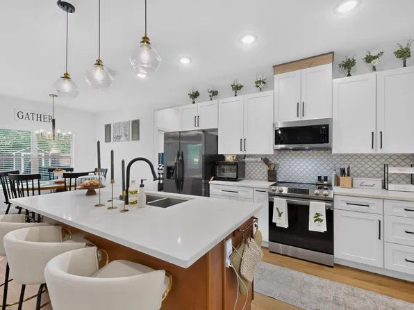 215 1/2 Aldridge St, Waxahachie, TX 75165
