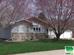 11 Saint Andrews Dr, Storm Lake, IA 50588