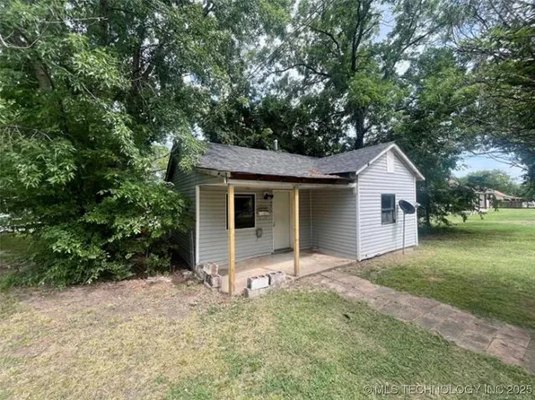 906 NE 3rd St, Henryetta, OK 74437