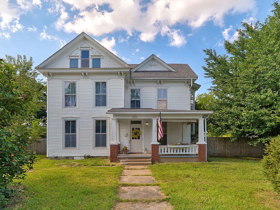 1st image of 925 W Walnut Street