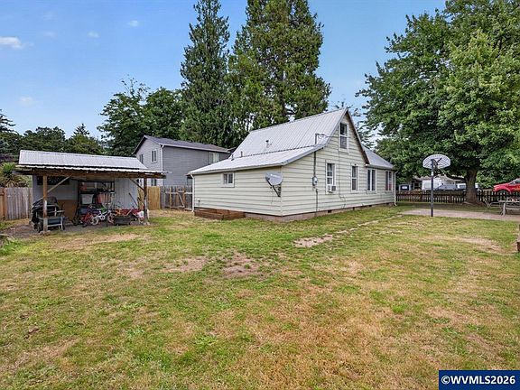 5th image of 1143 Redwood St
