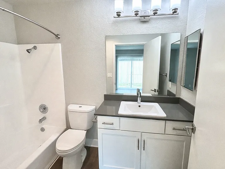 Master Bedroom's Bathroom