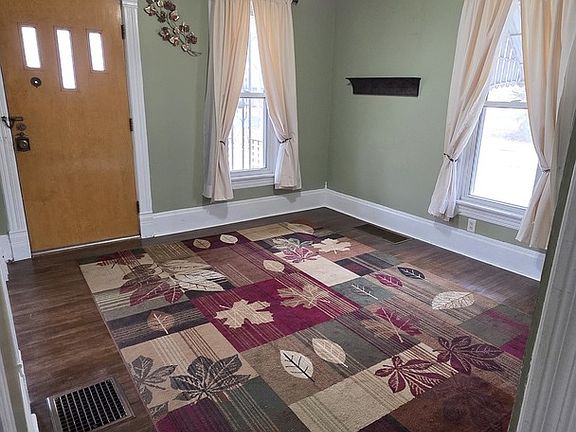 4th image of 907 W 2nd St