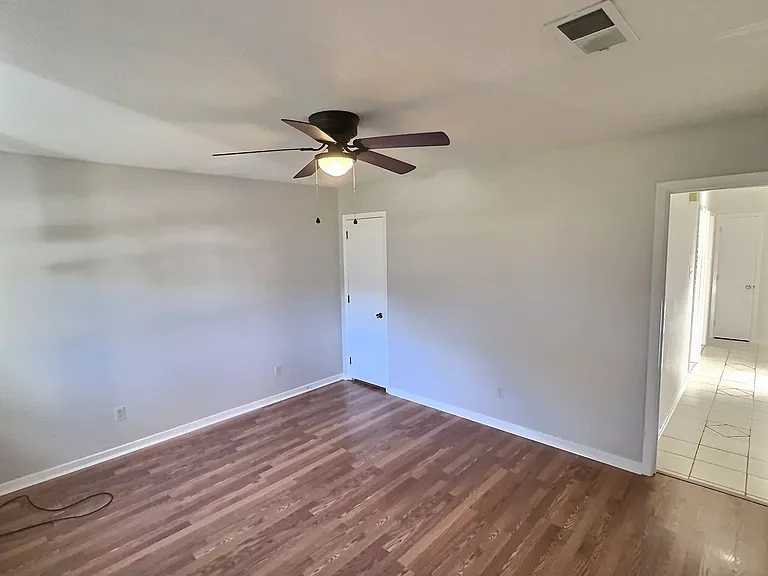 302 Hunter Dr — Photo 3
