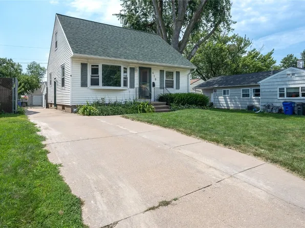 619 41st St NE, Cedar Rapids, IA 52402