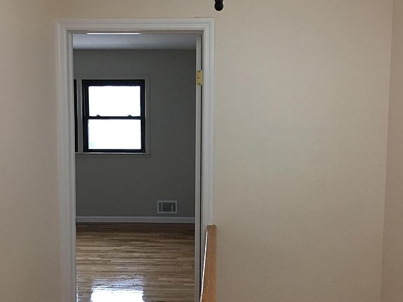 4th image of 334 Dongan Hills Ave