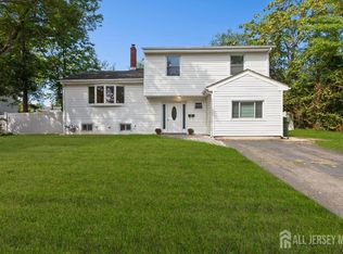 5 Waverly Dr E, Edison, NJ 08817