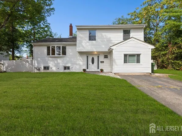 5 Waverly Dr E, Edison, NJ 08817