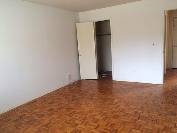 Bed room with walk-in closet