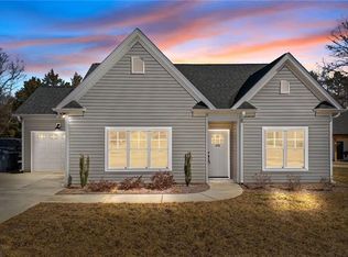 372 W Lee Ave, Yadkinville, NC 27055