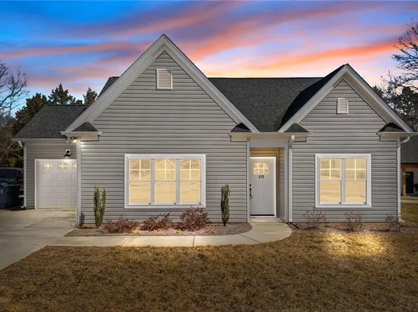 372 W Lee Ave, Yadkinville, NC 27055