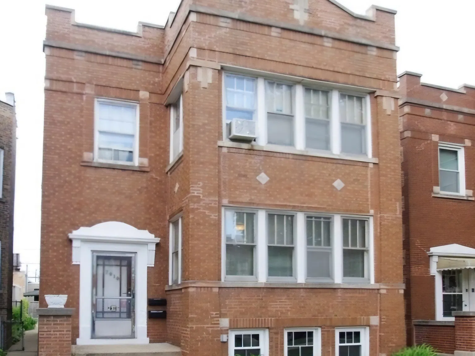 2916 N Harding Ave — Photo 1