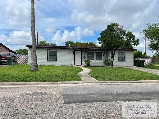 3 bed, 1.0 bath, 1316 sqft, $1,800 — Photo 1