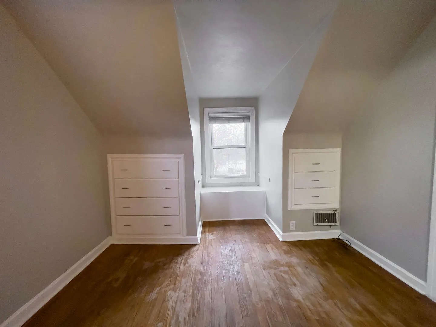 5-Bedroom Home Near Ball State Campus! In Unit Washer/Dryer & Large Backyard! — Photo 3
