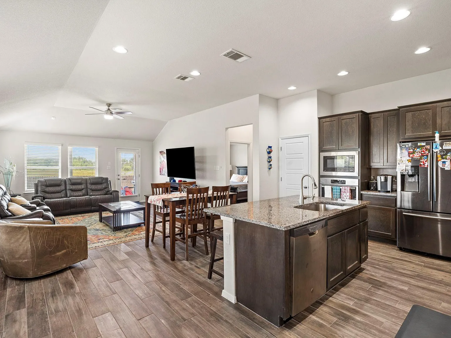 3 bed, 2.0 bath, 1552 sqft, $1,895 — Photo 2