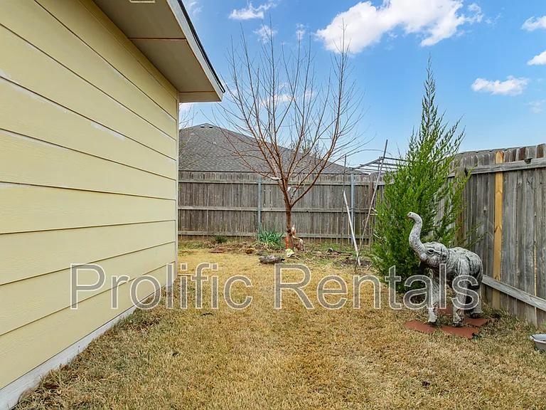 5904 Chuckwagon Cir — Photo 35