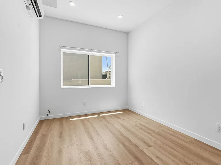1105 N. Coast Highway | Sand Castle Apartments — Photo 8