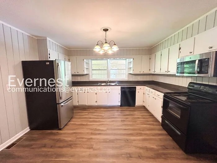 711 Elliott Dr — Photo 6