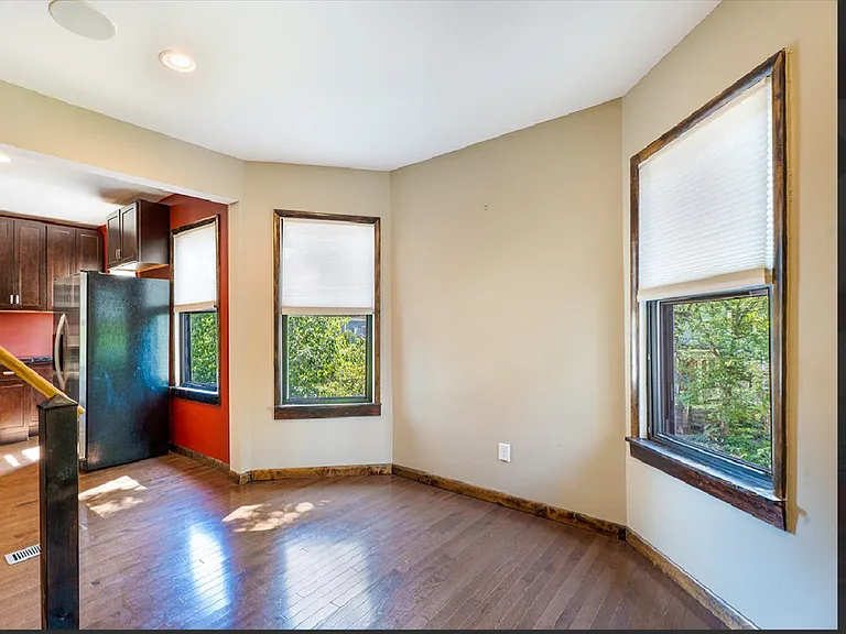 129 Saint James Pl — Photo 8