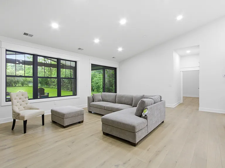 130 McKinley Dr — Photo 14