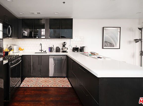 Gourmet kitchen with dishwasher