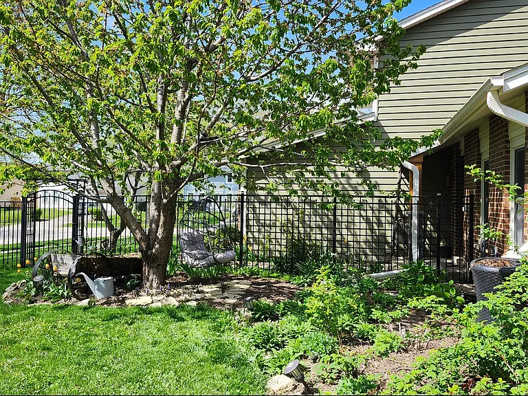 301 Oakbrook Ct — Photo 23
