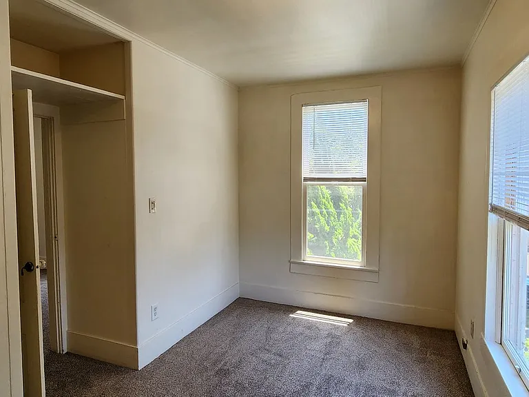 164-70 D Avenue — Photo 3