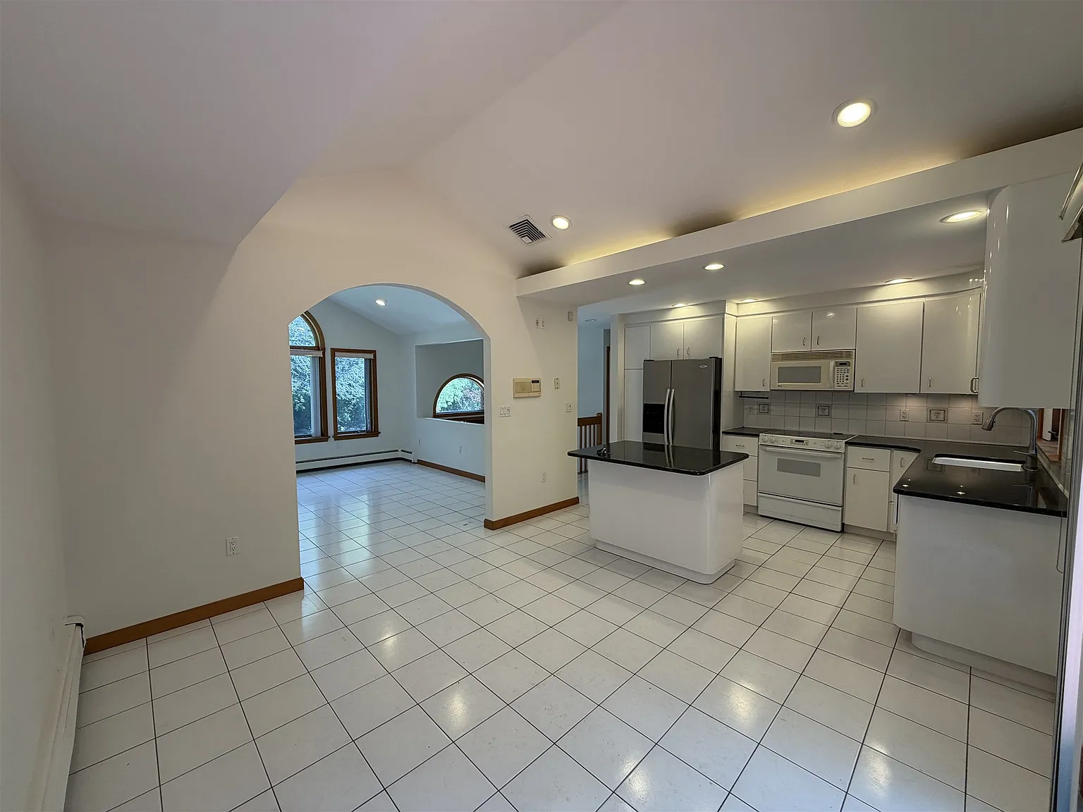 3 bed, 1900 sqft, $4,850 — Photo 2