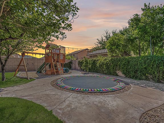 4th image of 835 E Sun Valley Farms Ln