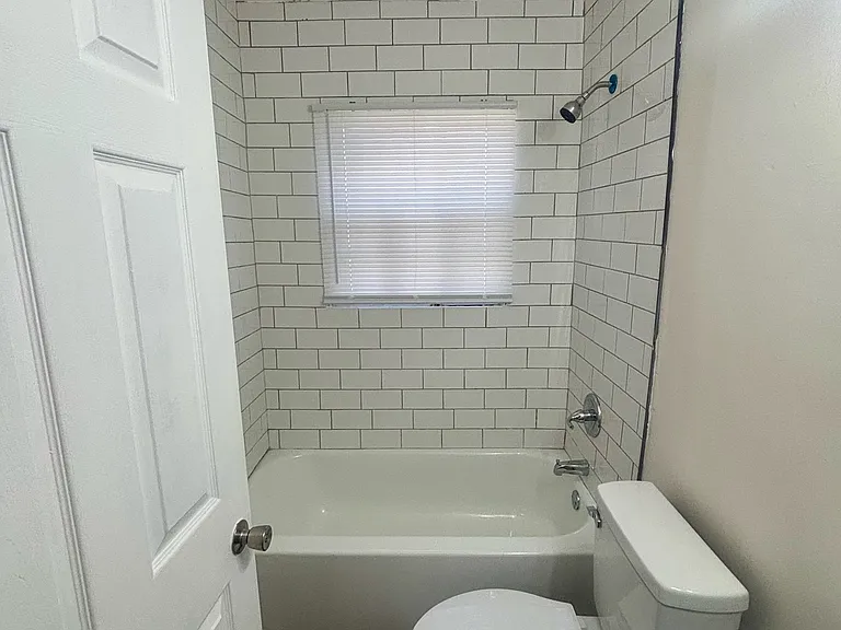 1305 Larchmont Ave — Photo 6