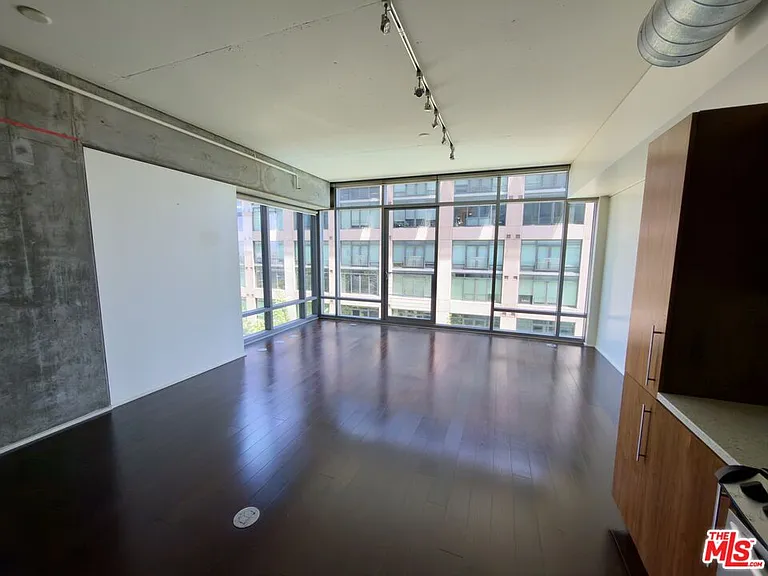 1100 S Hope St #907 — Photo 9