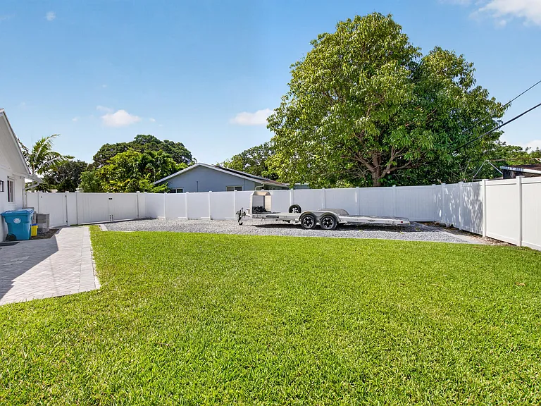 135 SE 28th Ct — Photo 61