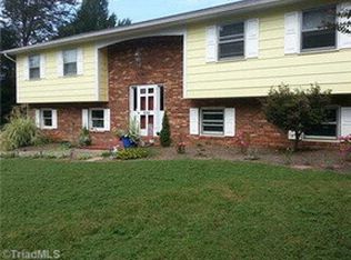 652 S Peace Haven Rd, Winston Salem, NC 27103