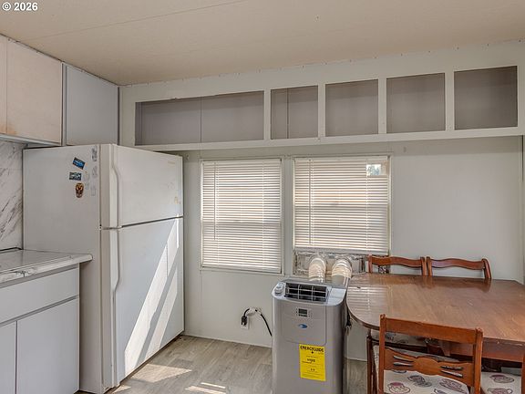 4th image of 8039 SE Monterey Ave