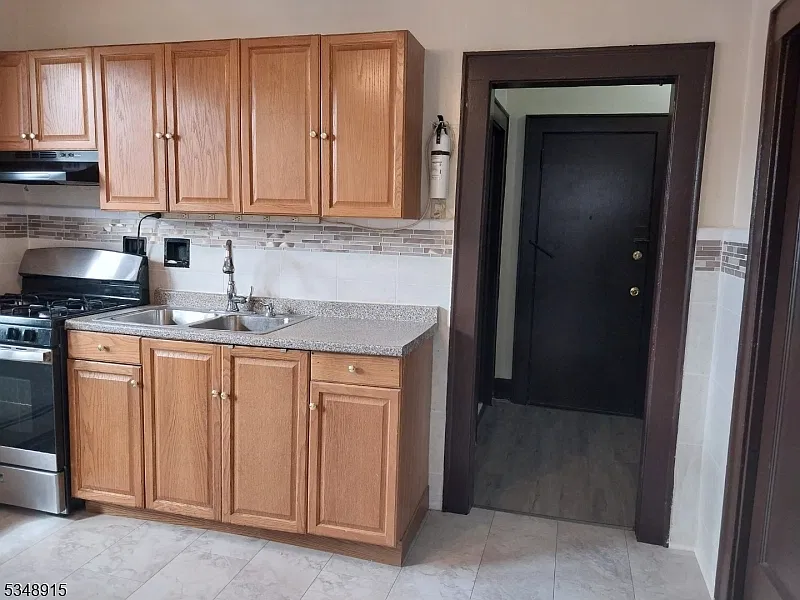 2 bed, 1.0 bath, $1,900 — Photo 4