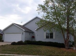 17 Jefferson St, Pella, IA 50219