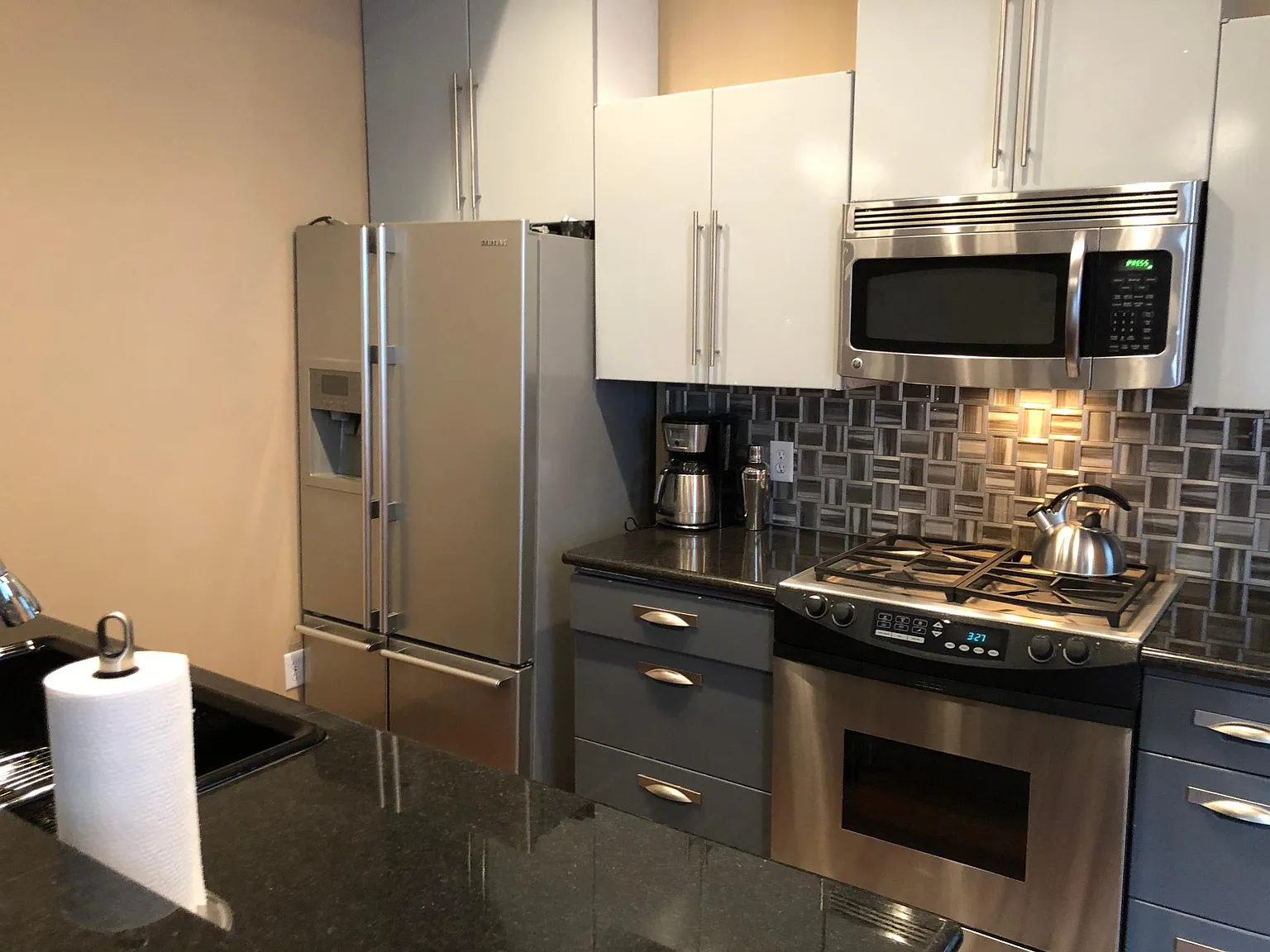 2417 Vine St — Photo 2